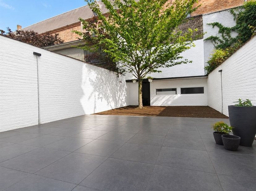 Wijk Janson - Schitterend gelijkvloers appartement met 1 slaapkamer, tuin en bijgebouw van +/- 155m² bestaande uit een lichte woonkamer van +/- 20m²,
