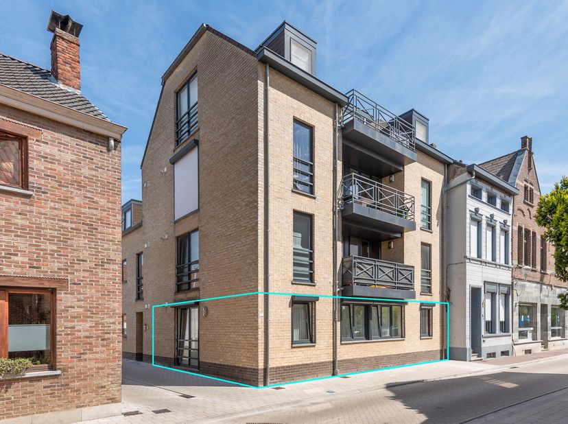 Op te frissen gelijkvloers appartement met garagebox in het centrum van Rumst<br />
Dit op te frissen gelijkvloers appartement is centraal gelegen in
