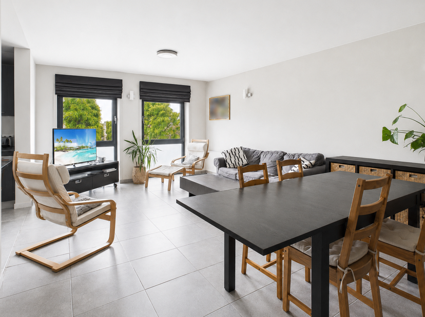 Situé au dernier étage d'une résidence en centre-ville, cet appartement se compose comme suit : un lumineux séjour avec espace cuisine de 35 m², une b