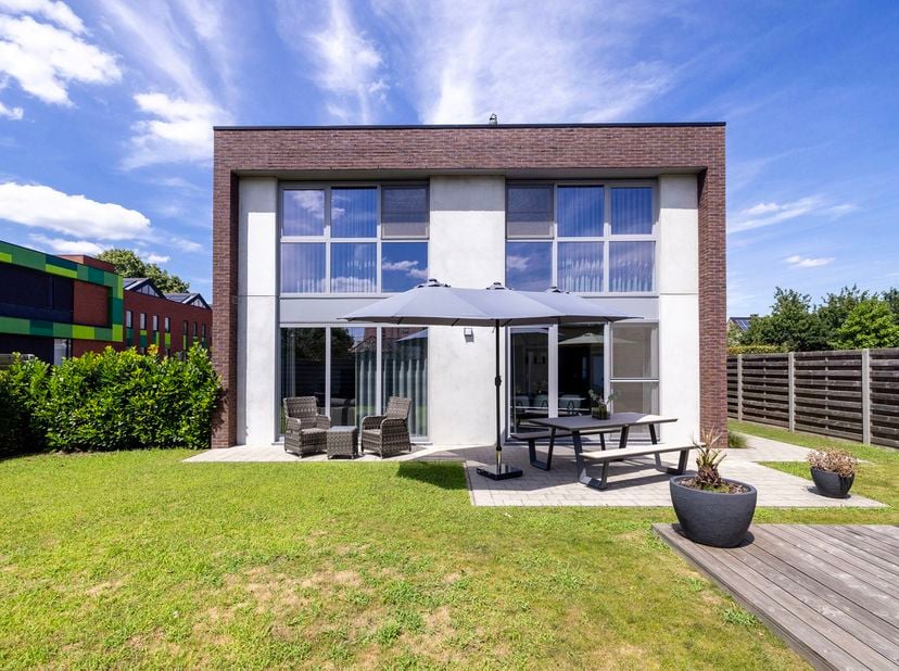 Moderne nieuwbouwwoning op 387 m² met lichtrijke leefruimte, garage en energiezuinig EPC-label A<br />
Deze prachtige moderne nieuwbouwwoning is geleg