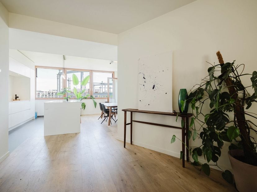 LIGGING<br />
Dit instapklaar 3 slaapkamer appartement is gelegen op een toplocatie; namelijk op een boogscheut van de historische centrum van Gent.<b