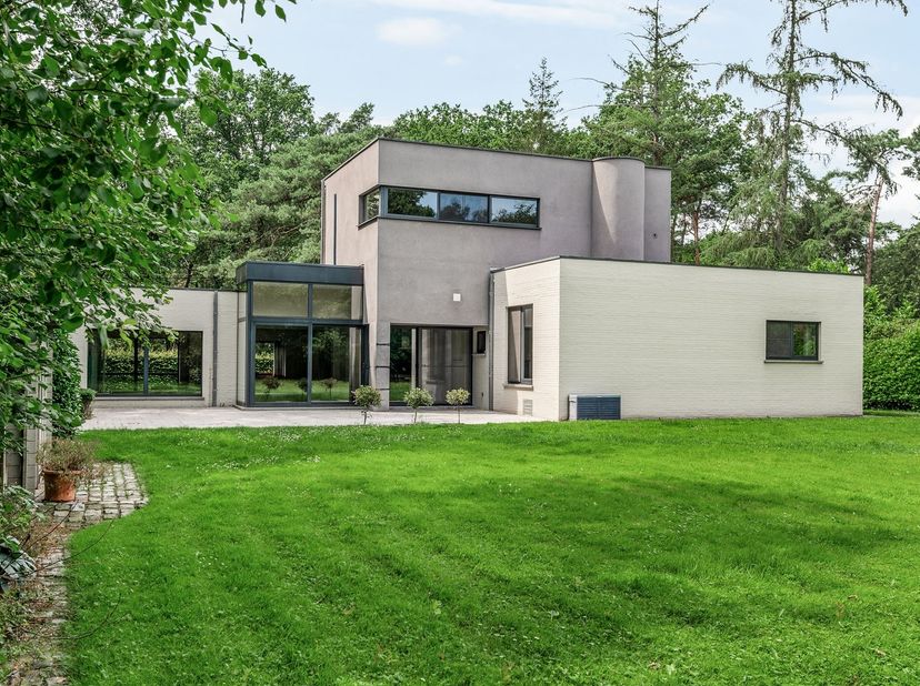 Deze villa is gelegen aan de Kiwilaan 18 in Zoersel, in een rustige en bosrijke woonomgeving. De woning bevindt zich in een residentiële straat met we