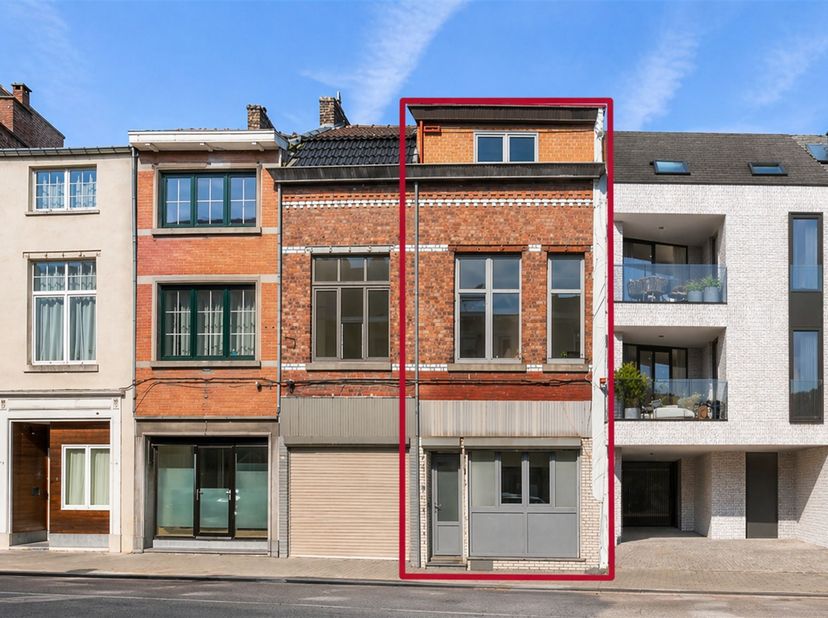 Instapklare woning met 4 slaapkamers nabij centrum<br />
Deze in 2025 gerenoveerde gesloten bebouwing in de Jaminéstraat in Tongeren combineert een p