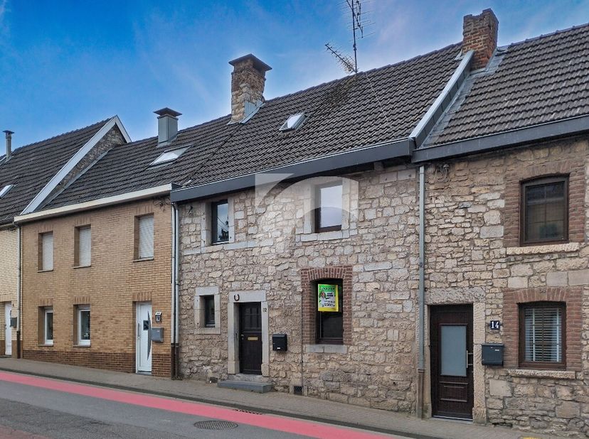 EUPEN Nöretherstraße, 12: Idéalement située au cur dEupen, cette maison mitoyenne séduit par sa magnifique façade en pierres naturelles et son beau po