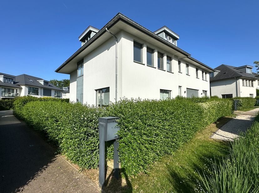 WATERLOO – Faubourg, Bella Vita, in de onmiddellijke nabijheid van het centrum. EengezinsWONING (4SLK/1BADK/1DK), bel-etage van ±178m² bewoonbare opp.