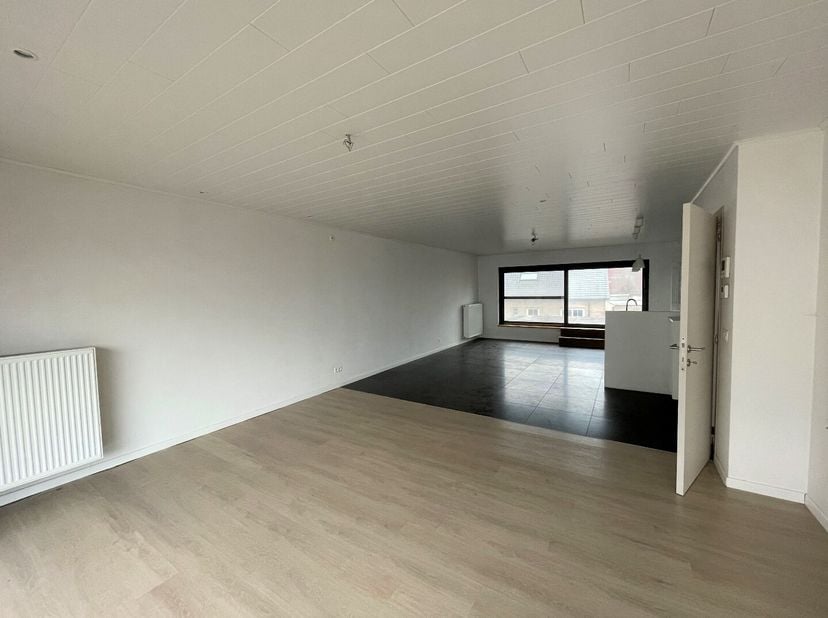 Deze strategisch gelegen woning pal in het centrum van Tielt bestaat uit:  inkomhal - toilet - technische ruimte - living - keuken - berging - terras