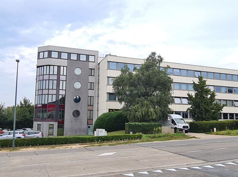 Uitstekend gelegen instapklare kantoor/polyvalente ruimte&amp;nbsp;van&amp;nbsp;134 m² te huur langs de bedrijvige Leuvensesteenweg (N2) en vlakbij de R0 te Z