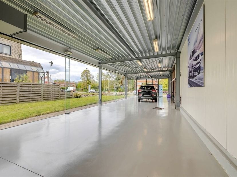 Handelsruimte met een brede waaier aan mogelijkheden<br />
Ligging: strategisch gelegen handelsruimte aan de Herentalseweg 52A, met uitstekende zichtb