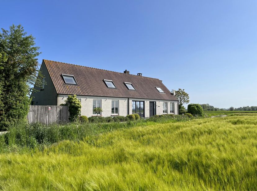 Deze woning op huisnummers 1 en 3 bereikt u via een straat waarvan u als enige bewoners gebruik maakt.<br />
De idyllische ligging in een oase van gro