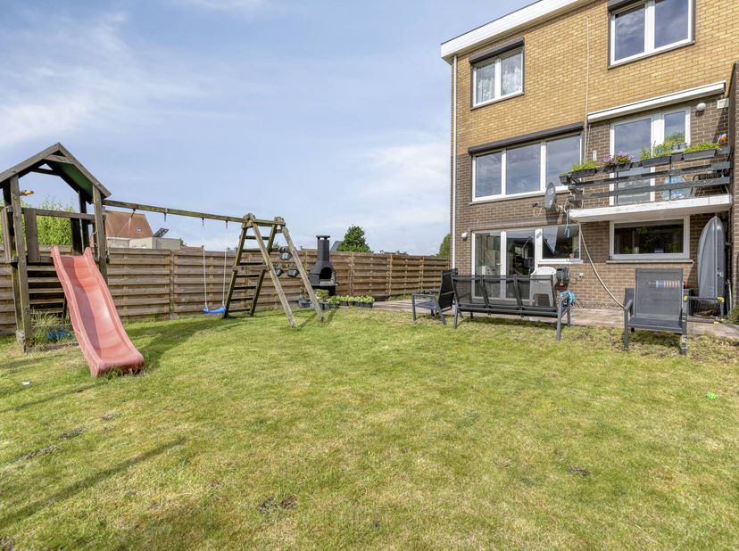 Instapklare bel-etage woning, gelegen in de Hamstraat, een doodlopende straat in Nederename (Oudenaarde). <br />
<br />
De woning is reeds gerenoveerd