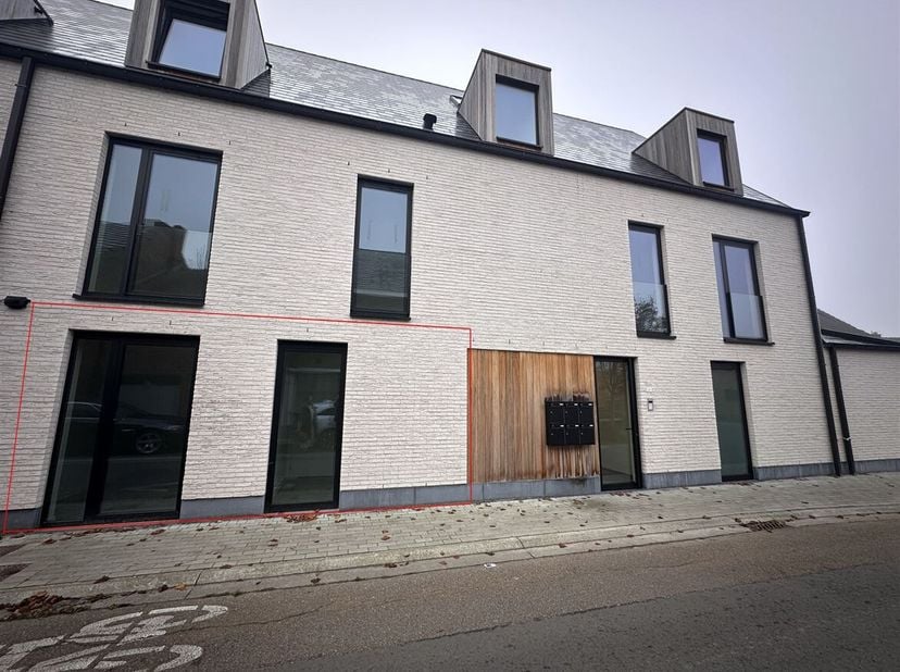 Nieuwbouw appartement met 2 slaapkamers en tuin<br />
Ligging: Dit moderne nieuwbouw appartement heeft een vlotte verbinding en goede bereikbaarheid v