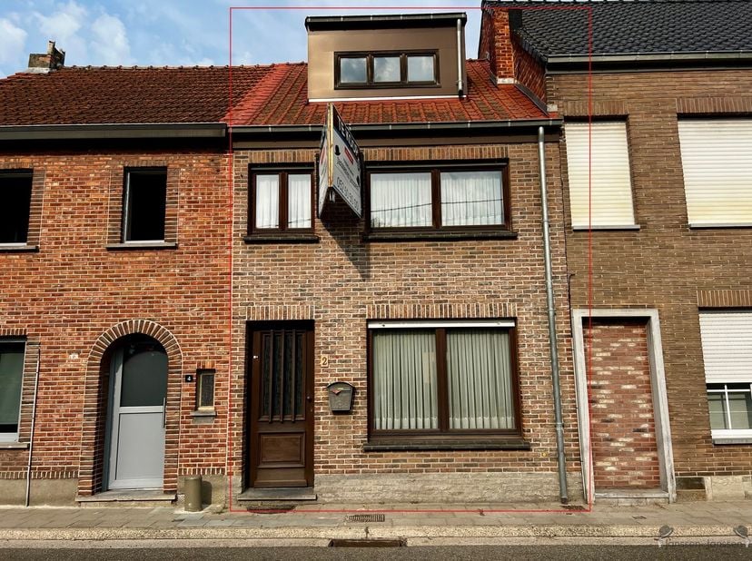 MAISON MITOYENNE À RÉNOVER À HAMME<br />
<br />
Le bien dispose d'une surface habitable de 80 m² et d'une superficie au sol de 138 m².  Le toit a été