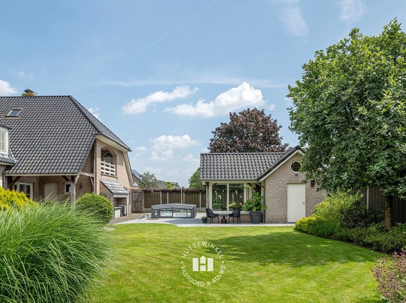 Deze tijdloze villa werd in 1997 opgetrokken met oog voor kwaliteit en functionaliteit. Het Zuid gerichte perceel van 1.637,27 m² omarmt de villa en b