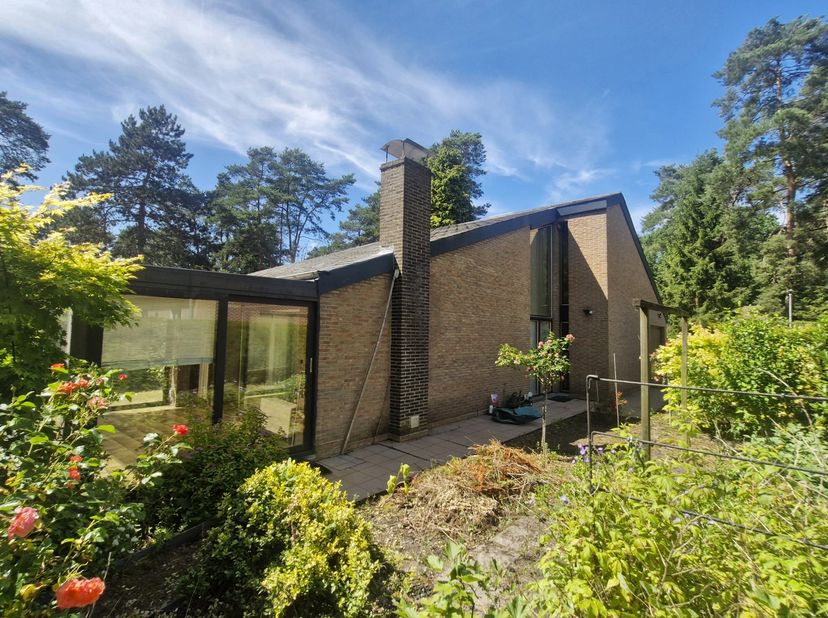 Deze te renoveren woning is rustig gelegen in Keerbergen op een mooi zuidgericht perceel van ruim 8 are. Dankzij de gunstige oriëntatie geniet je hier