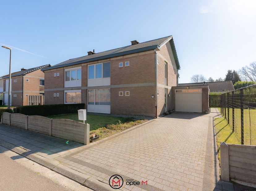 Op een mooi en volledig omheind perceel van 455 m², rustig gelegen in de Leemweg 7 in Hechtel-Eksel, vind je deze charmante woning te koop.<br />
Je w
