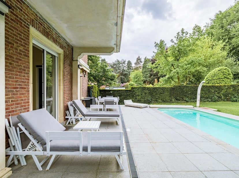 La Cambre - Roosevelt - Barnes vous invite à découvrir en exclusivité ce très bel appartement rez de jardin d'environ 220m2 bruts dans une petite copr