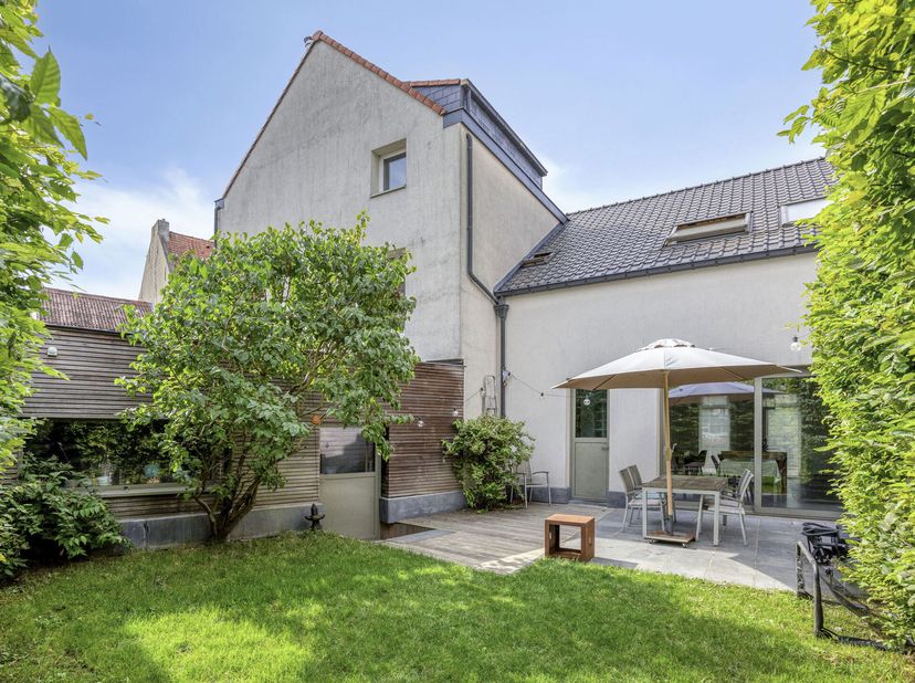 Charmant gerenoveerde woning met 5 slaapkamers te Tervuren. Op wandelafstand van openbaar vervoer, winkels en school.<br />
Deze woning heeft een bewo