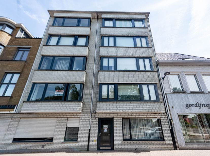 Rustig gelegen appartement met open zicht  met  inkomhal, living, ingerichte keuken, badkamer, wc apart, 2 slaapkamers, berging en terras.<br />
Grati