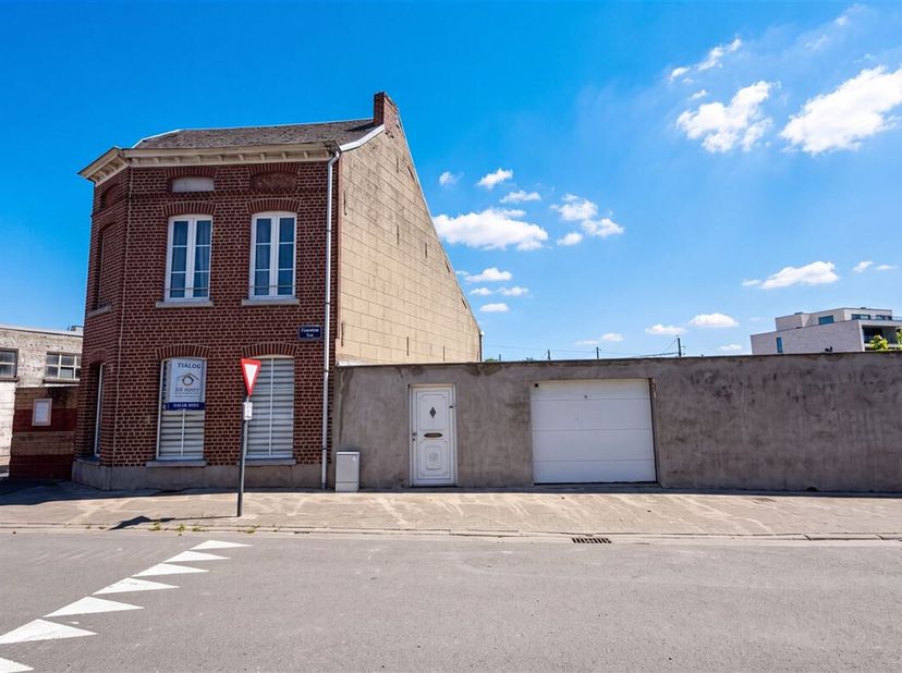 CENTRAAL GELEGEN WONING MET RUIME MOGELIJKHEDEN NABIJ HET CENTRUM VAN GERAARDSBERGEN<br />
Bent u op zoek naar een instapklare woning met een centrale