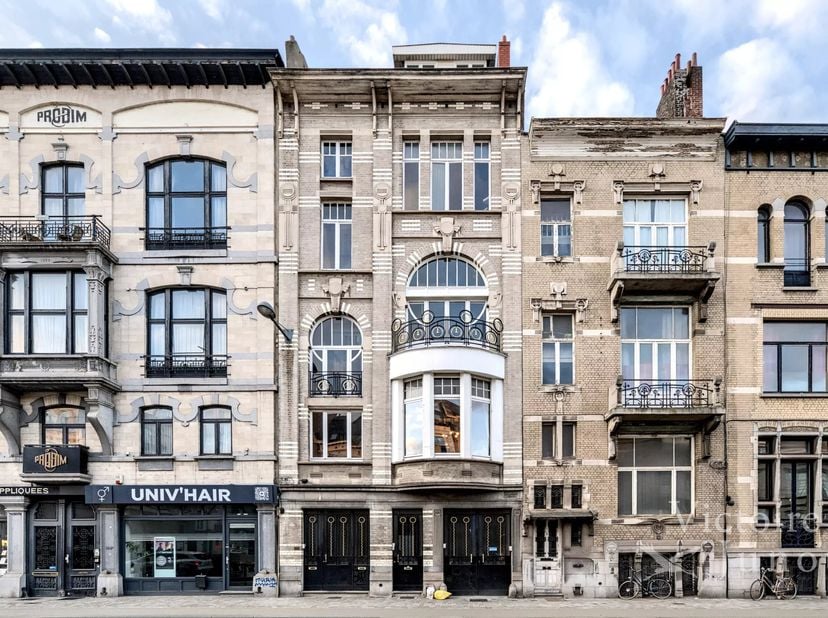 Victoire Junot vous présente, dans un quartier prisé dIxelles, à proximité du Bois de la Cambre et du cimetière dIxelles, un élégant hôtel de maître d