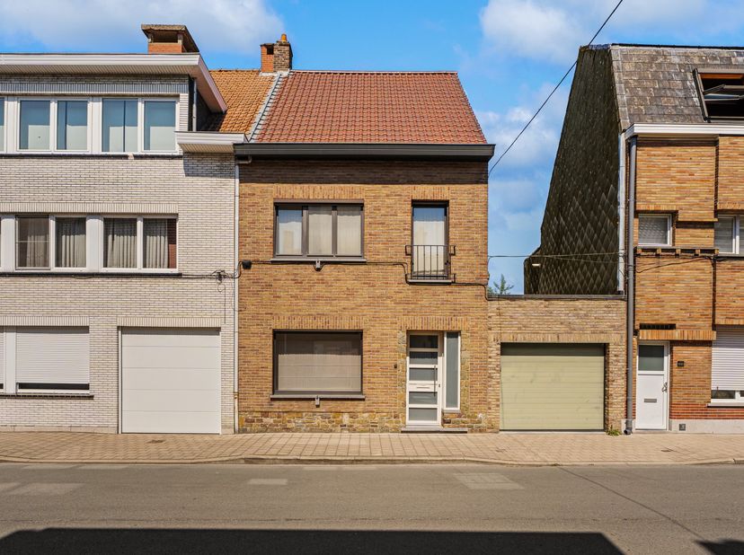 Op zoek naar een te renoveren, gesloten, bebouwing met veel potentieel? Dan is deze woning in de Gontrodestraat precies wat je zoekt! Dit pand is gele