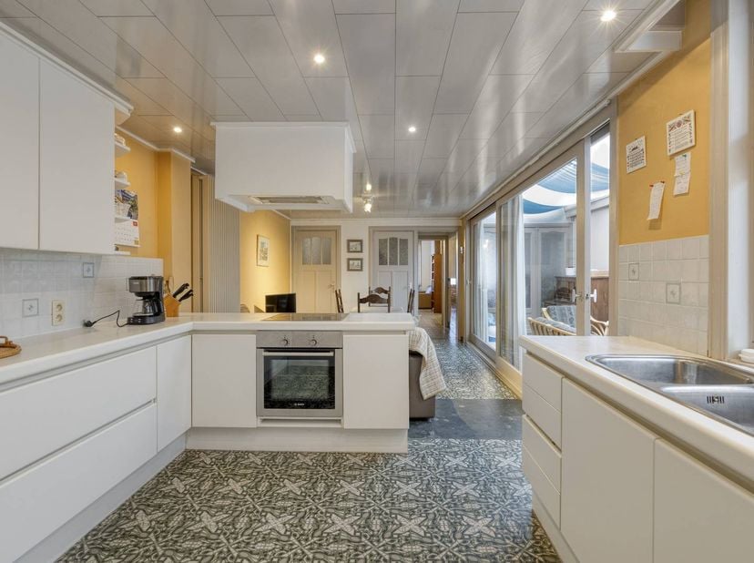 Maison unique et très spacieuse avec un impressionnant hall d'entrée, idéale pour les familles nombreuses ou ceux qui aiment beaucoup d'espace de vie