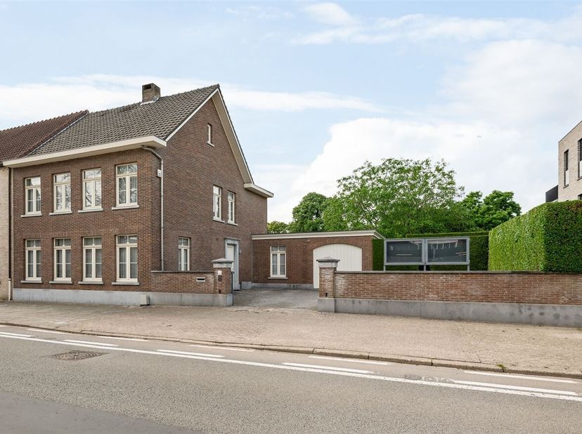 Ruime woning met 3 slaapkamers op 1.095 m²<br />
Thans vergund als kantoorgebouw, mogelijkheid tot omvormen naar woning mits functiewijziging.<br />
L