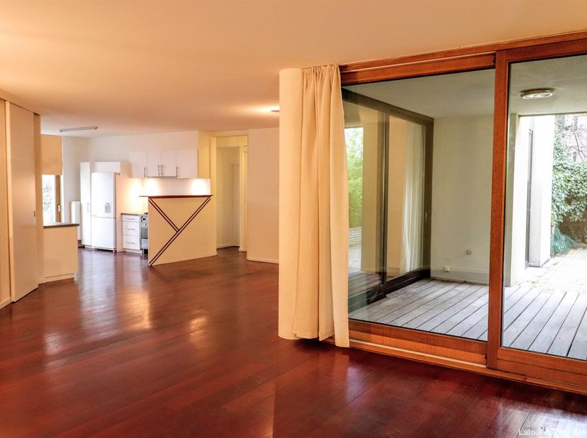 UKKEL Sint-Job, vlakbij het plein, de wekelijkse markt en het openbaar vervoer, bevindt zich dit aangenaam APPARTEMENT (3slk/2bdk) van ±110 m² in een