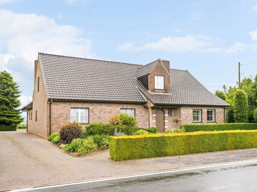 Op zoek naar een alleenstaande woning waar ruimte, rust en comfort centraal staan? Deze verzorgde en instapklare woning combineert een praktische inde