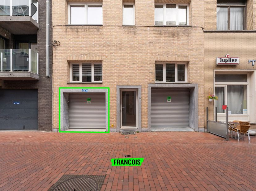 Centraal gelegen garagebox op het gelijkvloers in de Vramboutstraat, op wandelafstand van het hart van de stad. Dankzij de uitstekende ligging en vlot