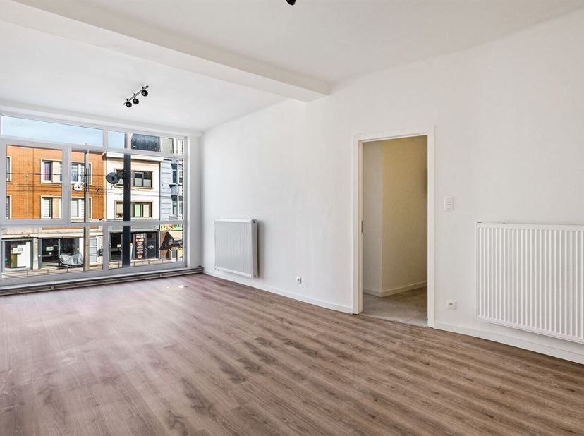 Gerenoveerd appartement met alle comfort in hartje Merksem<br />
Op zoek naar een instapklaar appartement waar kwaliteit en ligging hand in hand samen