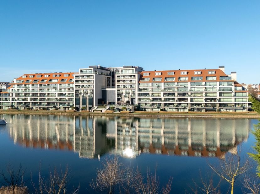 Uitzonderlijk hoekappartement in de befaamde residentie &amp;amp; hotel "La Réserve", met frontaal uitzicht op het Zegemeer en op 100meter van de Zeedijk-