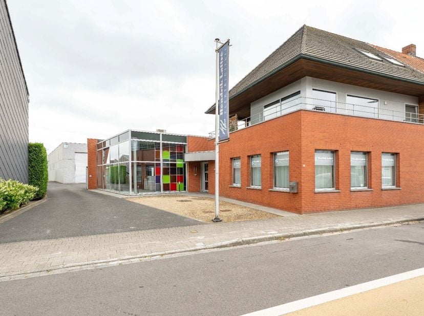 Deze eigendom is gelegen in Oostrozebeke, meer bepaald in de Hoogstraat 71-73. Dankzij de centrale ligging en de uitstekende bereikbaarheid vormt dit