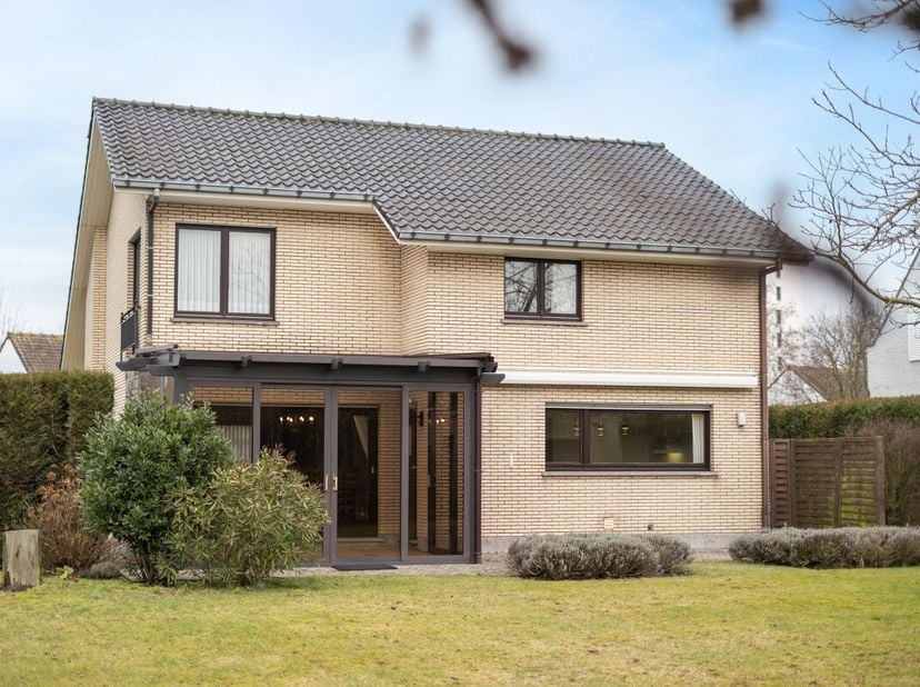 Ligging &amp; omgevingIn een rustige en residentiële omgeving in Zelzate bevindt zich deze uitzonderlijk goed onderhouden alleenstaande woning op een perc