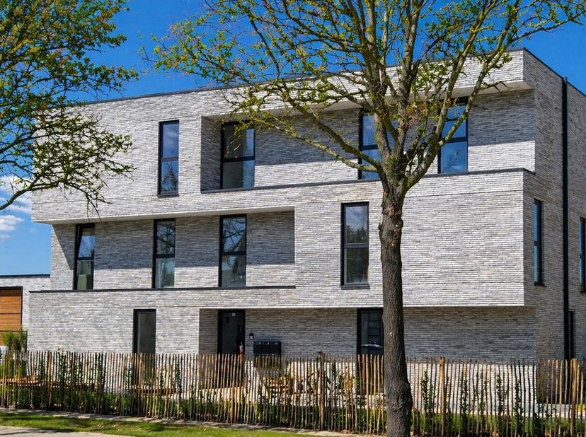 Vlakbij Boxbergheide, domein Bokrijk en natuurgebied de Maten kan u in residentie Karekiet op de tweede verdieping een ruim appartement van 111m² met