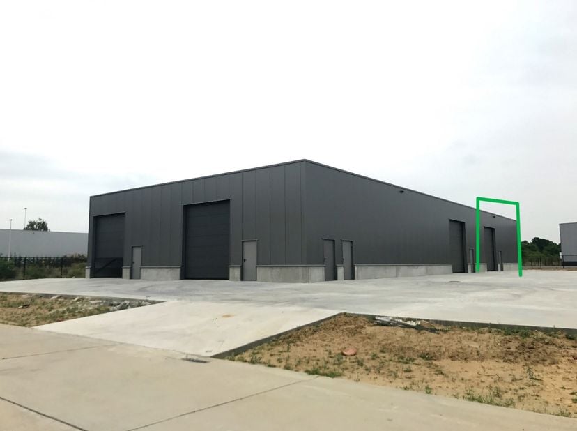 UNIT (NUMMER 4) VAN 289M² GELEGEN OP HET IQ-PARK TE LANKLAAR.<br />
KENMERKEN<br />
- Afmetingen bedrijfshal: 14,76m x 19,60m = 289m².<br />
- vrije h