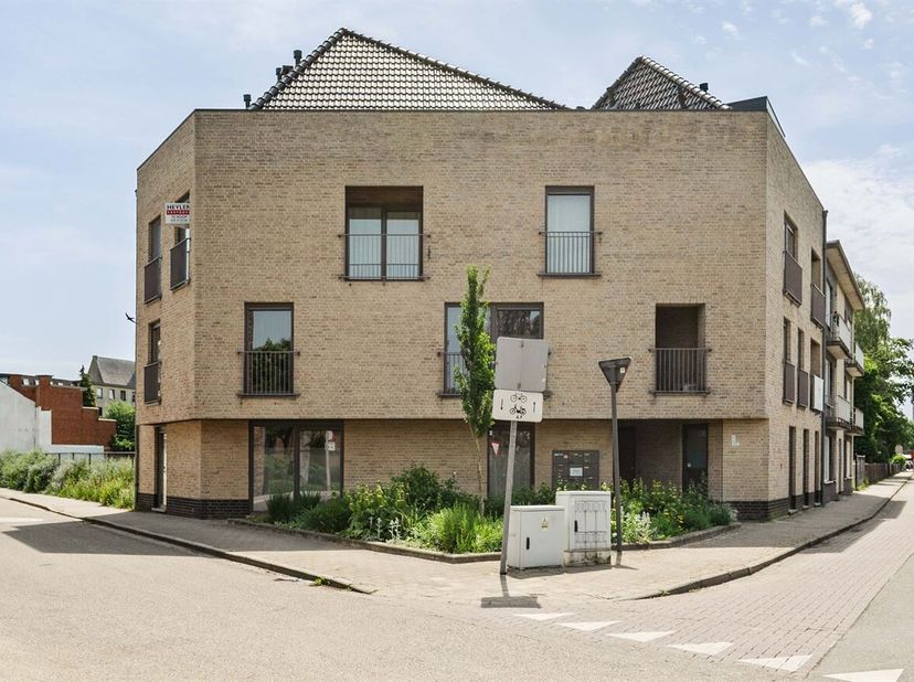 Duplex 1 slaapkamerappartement in centrum Geel.<br />
Kijkdag 25/08 tussen 17h en 18h. Iedereen welkom met of zonder afspraak.<br />
Indeling: woonkam