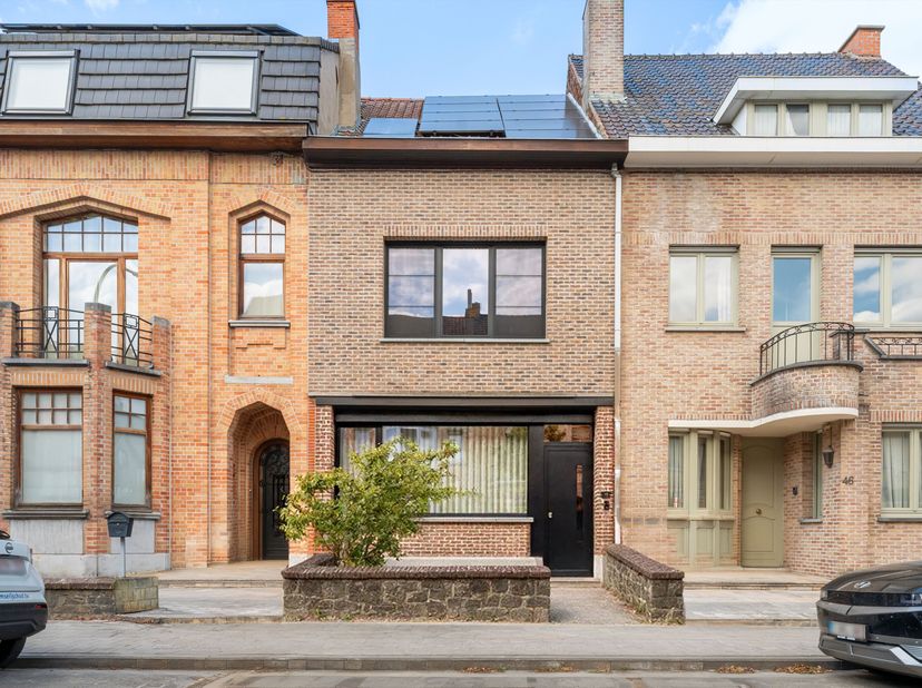 Deze charmante en instapklare woning met tuin wordt u te koop aangeboden in het hartje van Stasegem.<br />
We betreden deze woonst langs de hal met aa