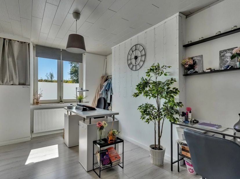 Deze deels te renoveren halfopen bebouwing met 106 m² bewoonbare oppervlakte ligt in het landelijke Gingelom.<br />
De woning beschikt over twee ruime