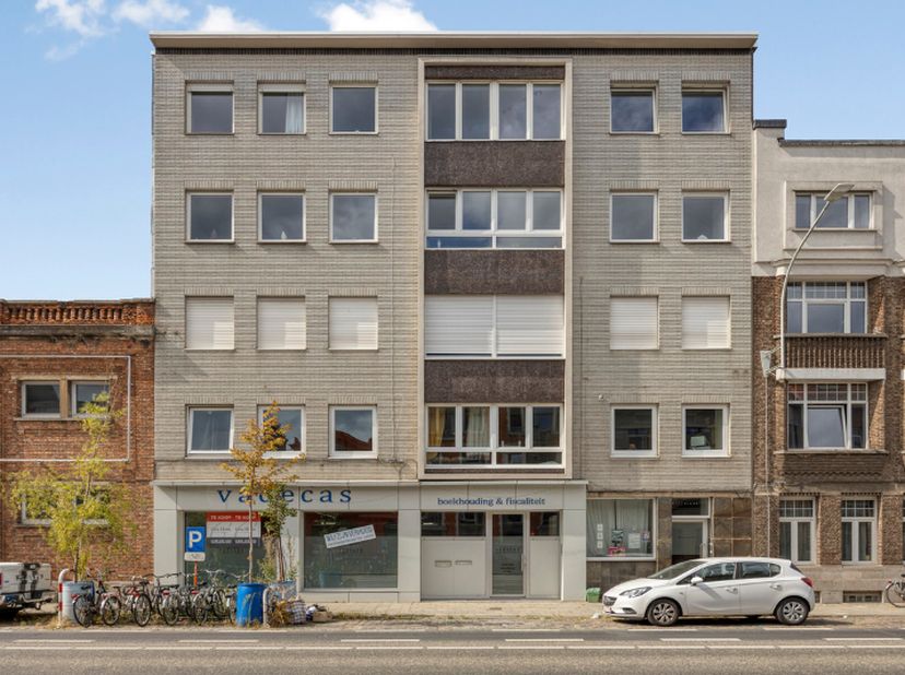 Op een strategische locatie aan de Land van Waaslaan, op wandelafstand van station Gent-Dampoort, bevindt zich dit instapklare handelspand met een bru