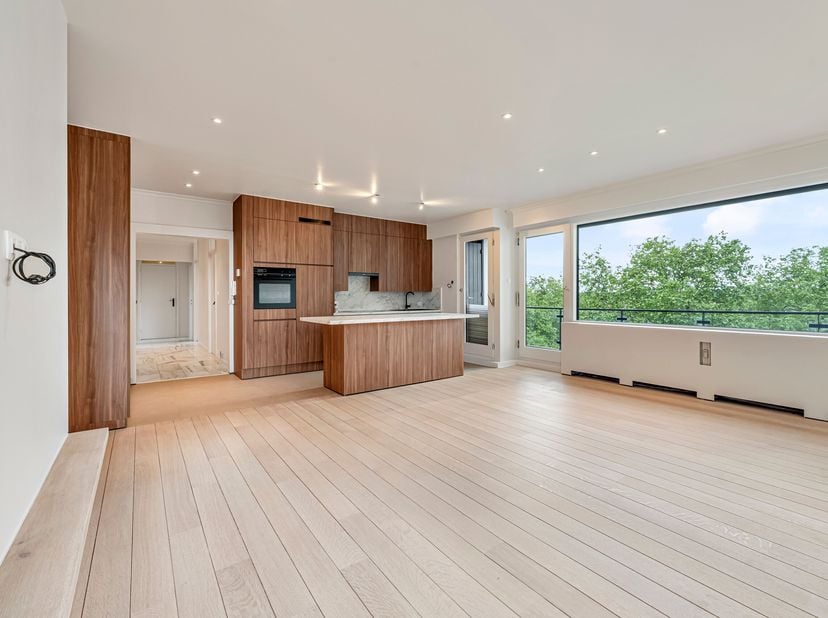 Prachtig afgewerkt appartement te huur in Wevelgem!<br />
We betreden dit appartement en komen binnen in de lichtrijke leefruimte, die met de keuken t