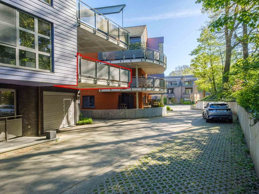 Appartement idéalement situé en bordure du centre, à proximité d’espaces verts.<br />
<br />
L’appartement se trouve au premier étage et comprend un e