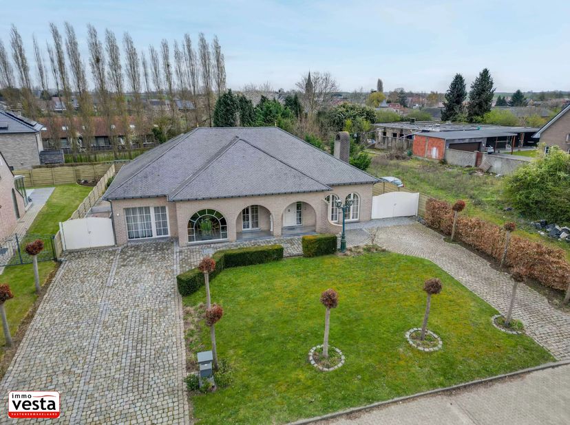 Deze villa ligt op de Borgwormsesteenweg, op een tiental minuten van het centrum van Sint-Truiden en een tiental minuten van de E40. De woning werd in