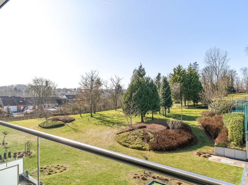 In dit recent duplex-appartement geniet u van rust en een prachtig zicht op een parktuin van 70 are. <br />
Het appartement heeft een ruime eetplaats