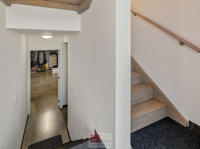 Deze moderne halfopen woning, gebouwd in 2016, biedt een bewoonbare oppervlakte van maar liefst 232 m² op een perceel van 377 m² en maar liefst 5 slaa