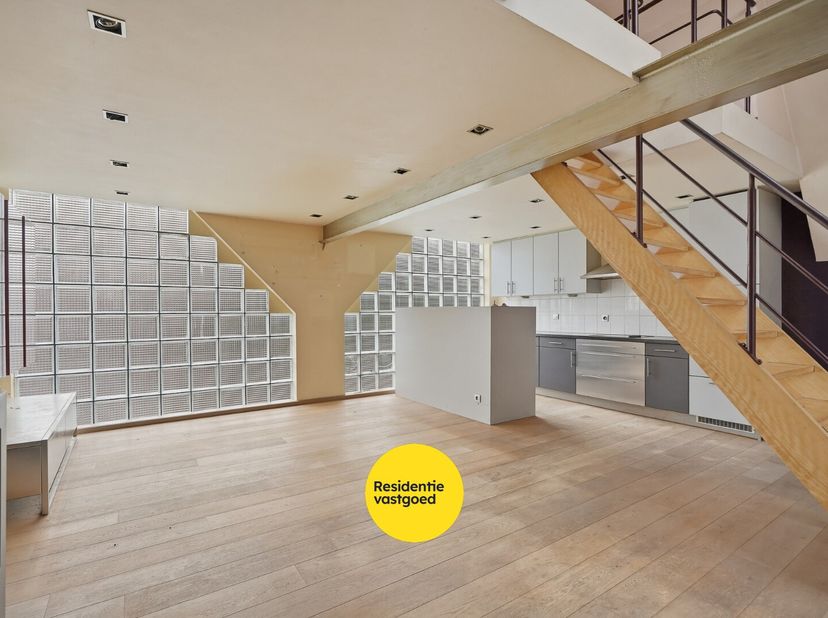 Kijkdag op vrijdag 10 juli - op afspraak!<br />
Te renoveren rijwoning met een verrassende, lichtrijke indeling en uitzonderlijk veel potentieel! Dank