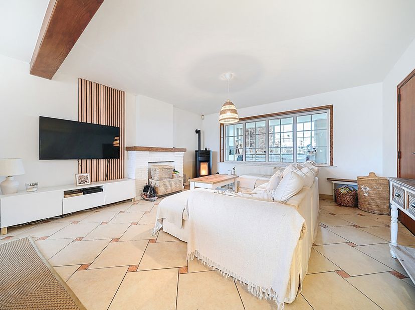 EasyHome heeft het genoegen u deze woning met een woonoppervlakte van 218 m² en tuin te koop aan te bieden. Gelegen op 5 minuten van het centrum van H