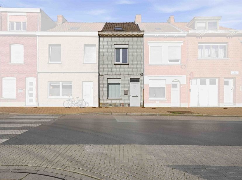 Dorpshuis met salon, woonkamer, keuken, serre, aparte WC, badkamer met bad en extra WC, en 2 slaapkamers. Bijgebouw en binnenplaats. Ideale eerste aan