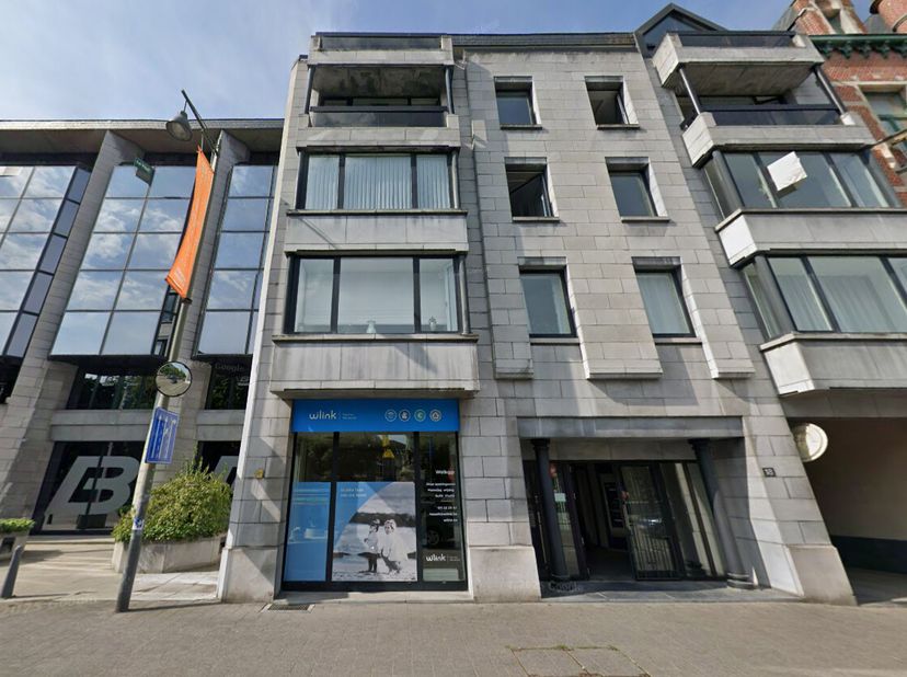 Deze uitzonderlijke gelijkvloerse kantoorruimte van ca. 320 m² is gelegen op een uitstekende zichtlocatie aan de kleine ring van Hasselt, wat zorgt vo