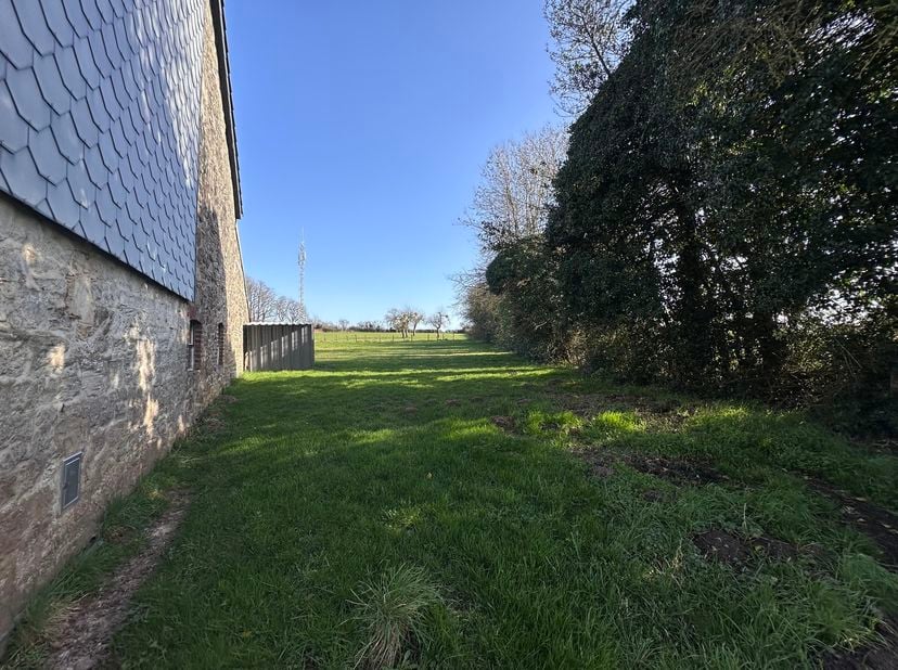 SOUS SOL de ± 22m² :<br />
- Cave de ± 19m² sur pavés,<br />
REZ DE CHAUSSEE de ± 214m² :<br />
- Hall d'entrée de ± 2,5m² sur carrelage,<br />
- Cuis